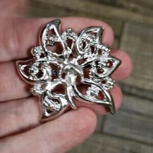 Silver toned pin Brooch with Clear Rhinestones unmarked b34